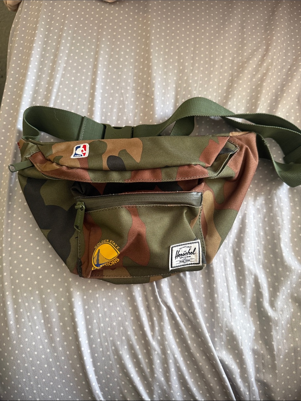 Golden State Warriors Hershel crossbody bag. Army print
